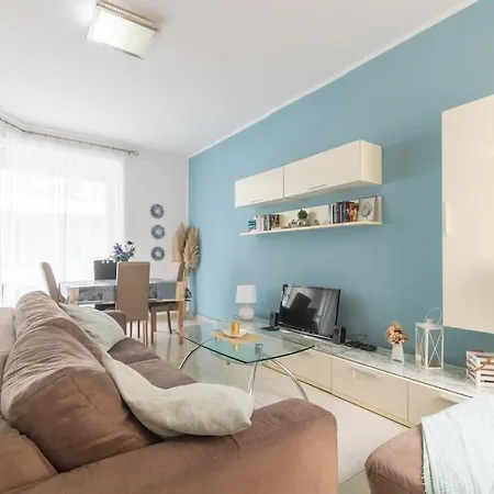 Apartament Spacious With Side Sea View