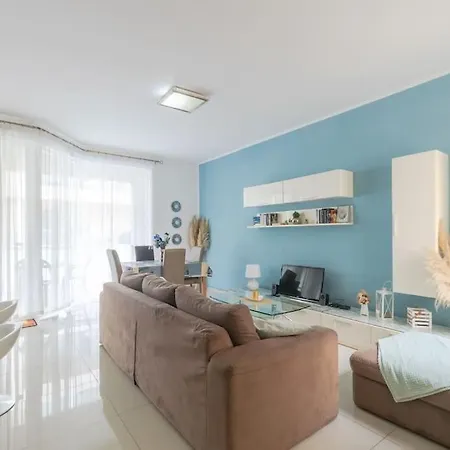 Apartament Spacious With Side Sea View
