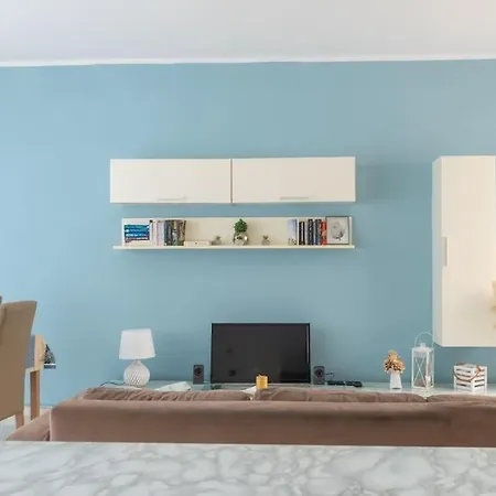 Spacious With Side Sea View Apartament *