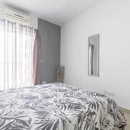 Apartament Spacious With Side Sea View
