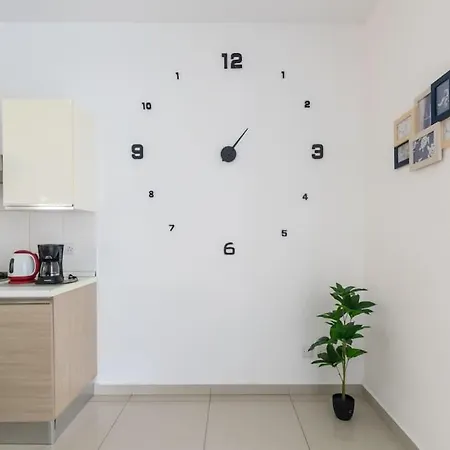 Apartment Spacious With Side Sea View