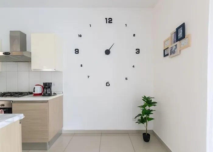 Apartament Spacious With Side Sea View