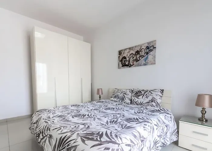 Spacious With Side Sea View Apartament