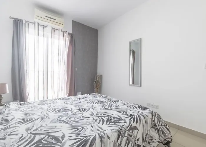 Apartament Spacious With Side Sea View